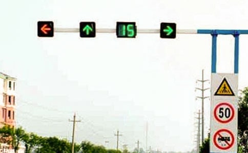 一年级红绿灯过马路作文