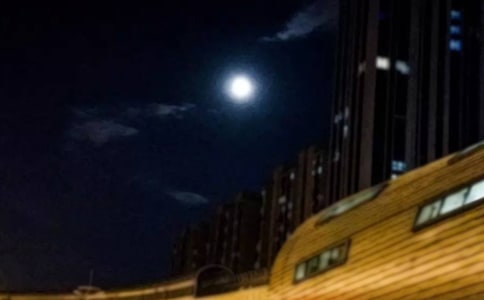 һ���˵���Բ֮ҹ�����ķ���